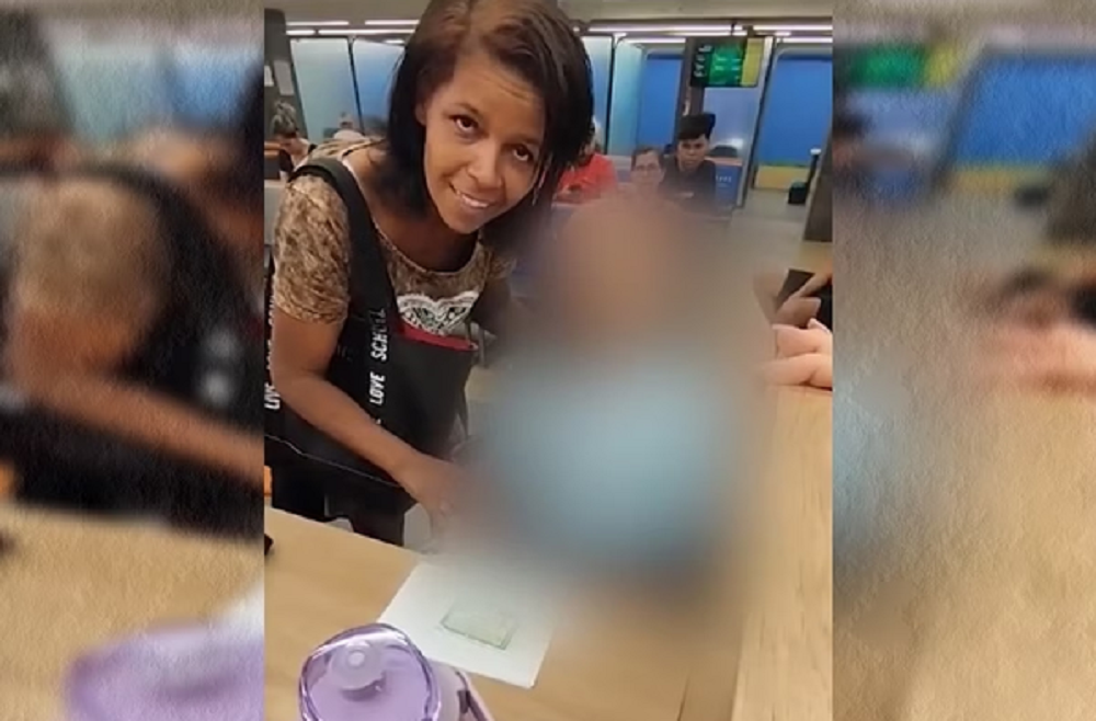 Foto embaçada de Érika de Souza com cadáver em banco