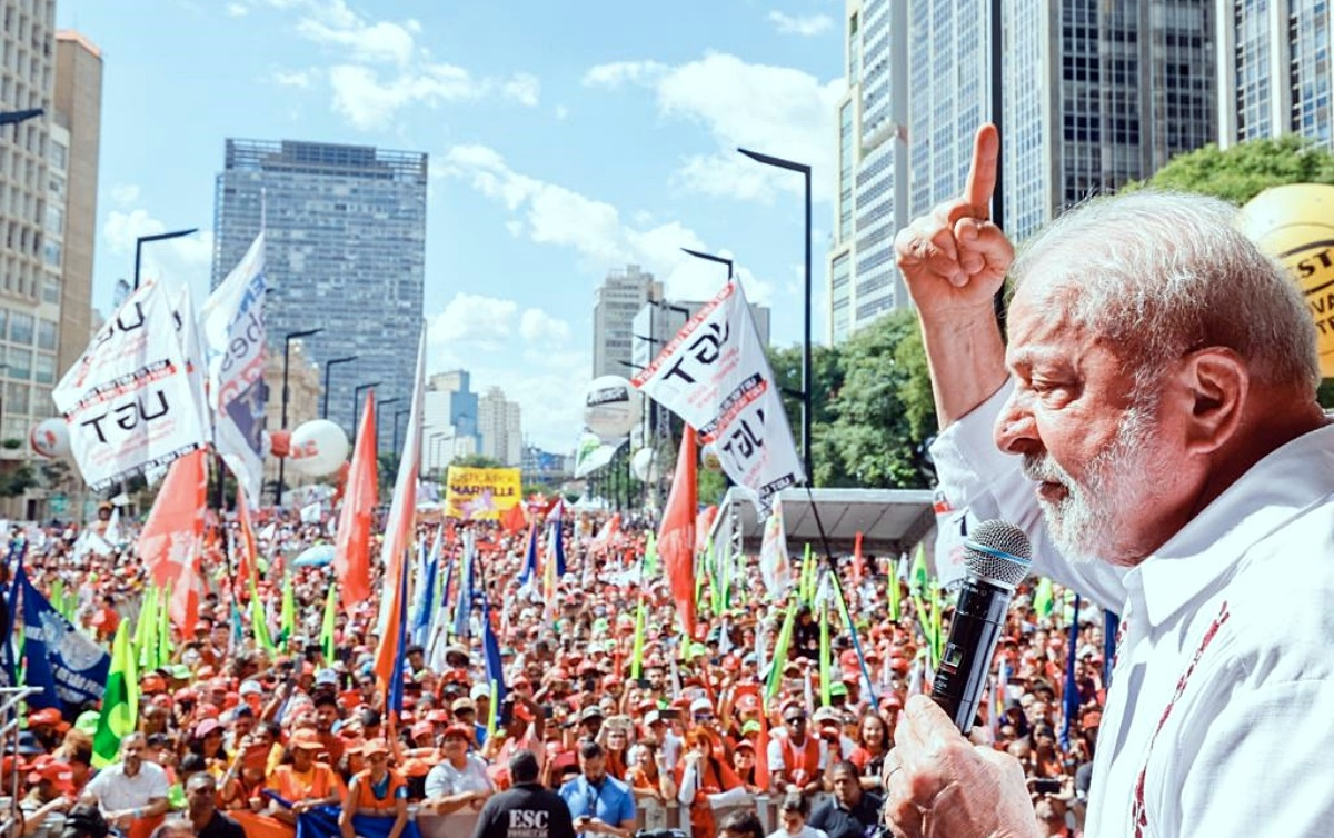 Lula de perfil, falando para multidão, com microfone na mão
