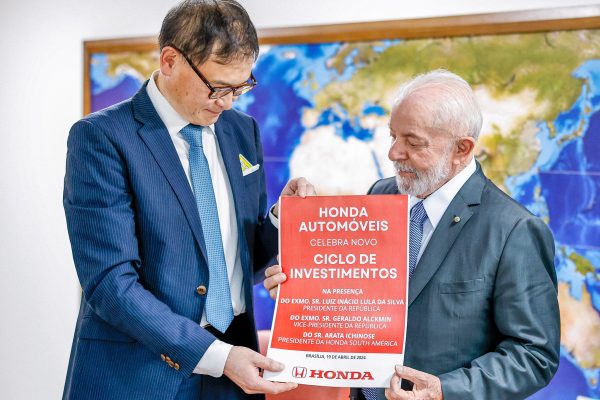 Ao lado de Lula, presidente da Honda anuncia investimento de R$ 4,2 bi no Brasil