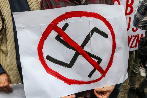 “Aumento alarmante” de grupos neonazistas no Brasil será investigado pelo governo