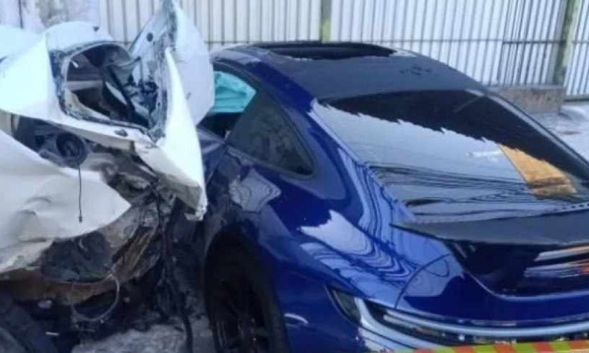 Foto de porsche e outro carro envolvido em batida
