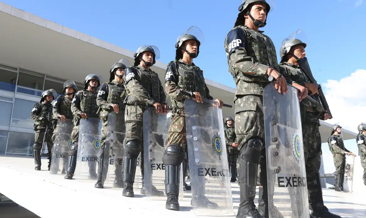 Soldados do Exército em filas com escudos