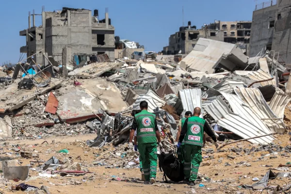 Membros da ONU ficam horrorizados ao descobrir vala com quase 300 corpos em Gaza