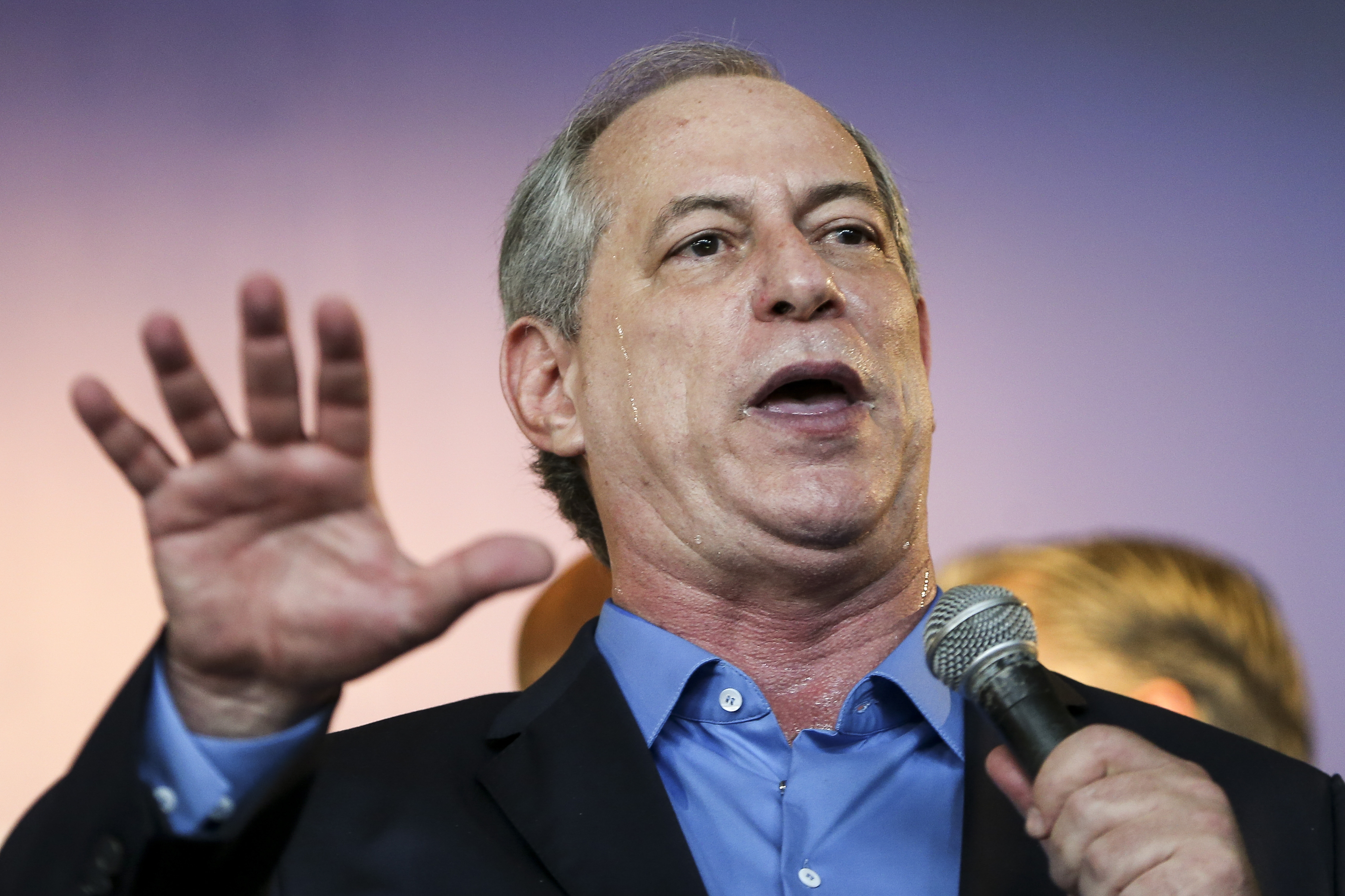 Ciro Gomes falando em microfone e gesticulando