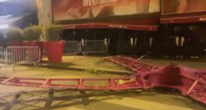Pás do moinho de vento do cabaré parisiense Moulin Rouge após desabamento