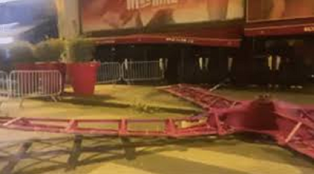 Pás do moinho de vento do cabaré parisiense Moulin Rouge após desabamento