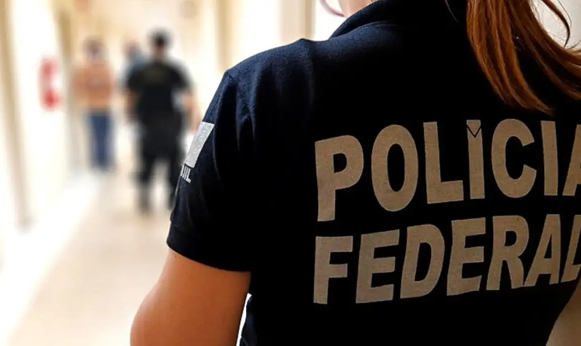 Agente da PF de costas