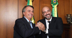 Jair Bolsonaro e Leandro Maffeis sorrindo em aperto de mãos