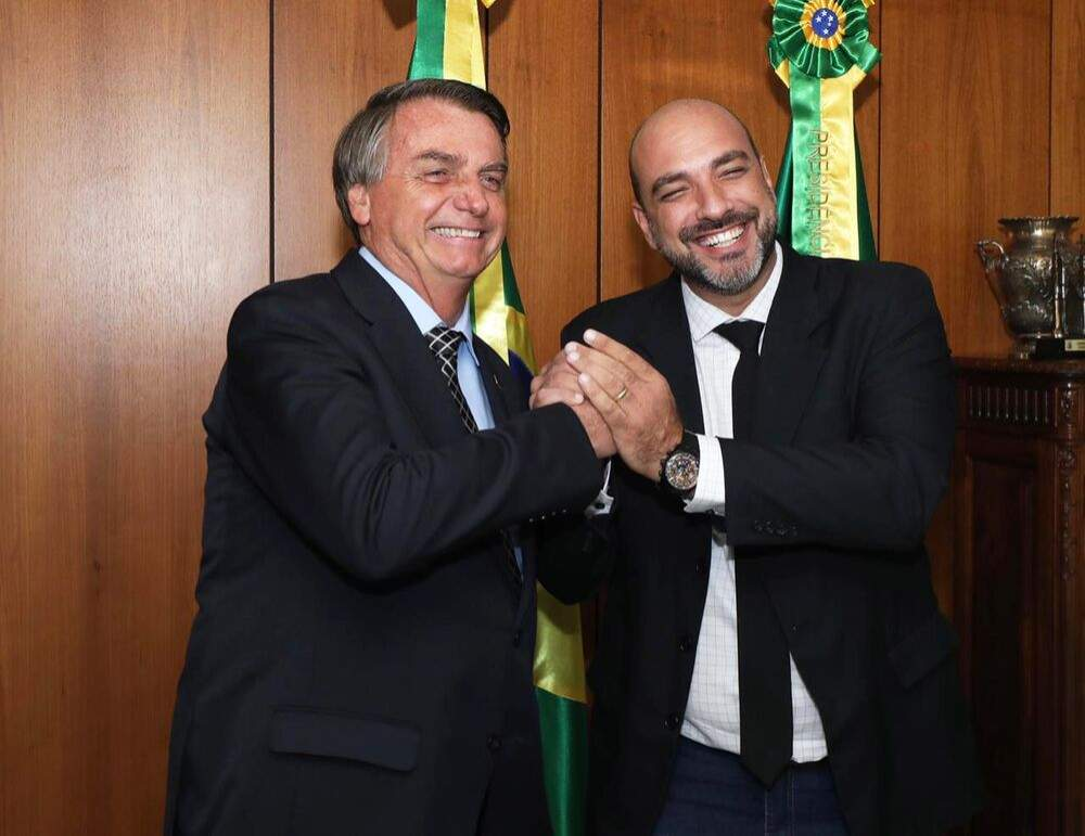 Jair Bolsonaro e Leandro Maffeis sorrindo em aperto de mãos
