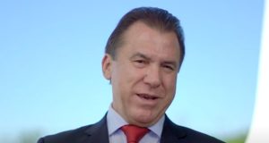 O ministro do Trabalho, Luiz Marinho, falando para a câmera