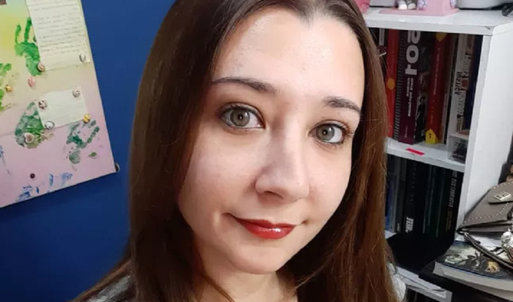 Camila Abdo posando para selfie sem sorrir