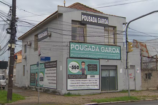 Pousadas da empresa dona da pensão que pegou fogo em Porto Alegre têm cheiro forte e lixo pelo local