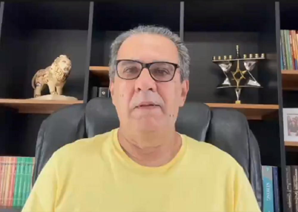 Silas Malafaia de camiseta amarela e óculos, falando para a câmera