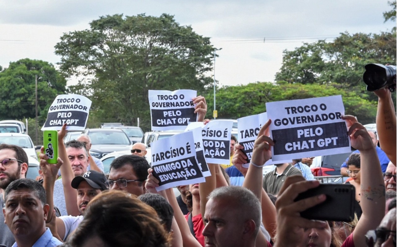 “Troco o governador pelo ChatGPT”: Tarcísio é alvo de protesto após decisão absurda - Diário do Centro do Mundo