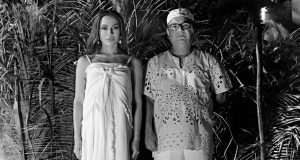 Anitta em pé de roupa branca ao lado de homem em foto em preto e branco