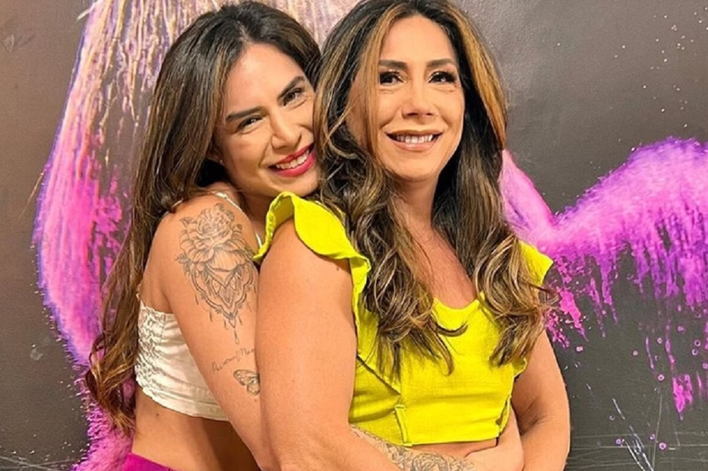 Djidja Cardoso, ex-sinhazinha do Boi Garantido, a mãe dela, Cleusimar Cardoso, abraçadas e sorrindo para foto