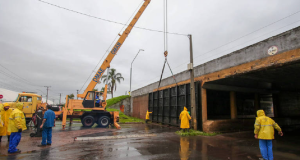 Comportas sendo fechadas no caís Mauá para evitar transbordamento do Guaíba