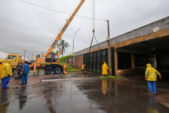 Comportas sendo fechadas no caís Mauá para evitar transbordamento do Guaíba