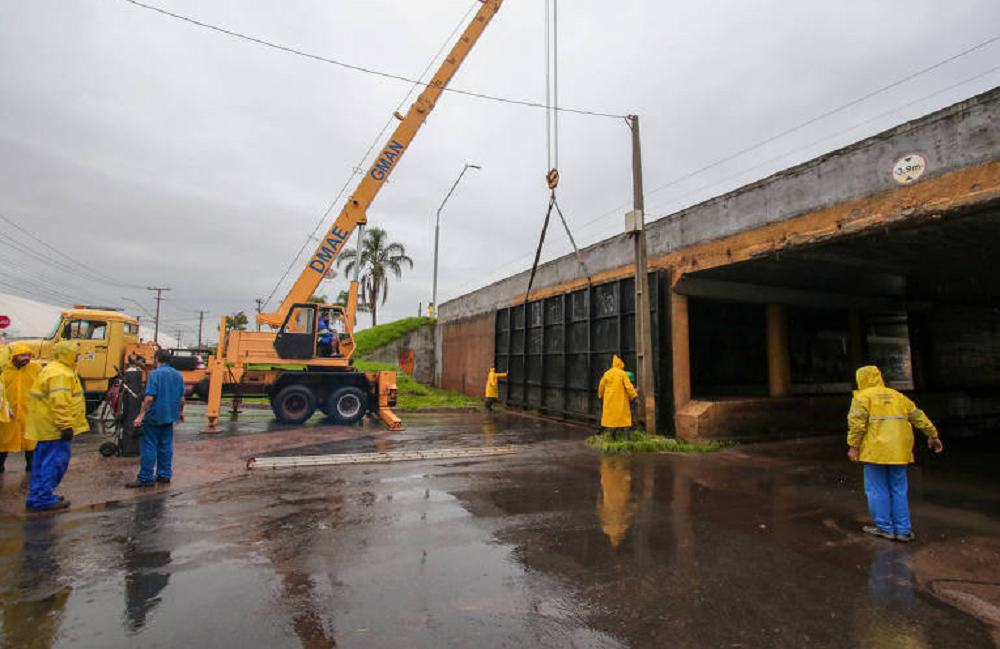 Comportas sendo fechadas no caís Mauá para evitar transbordamento do Guaíba