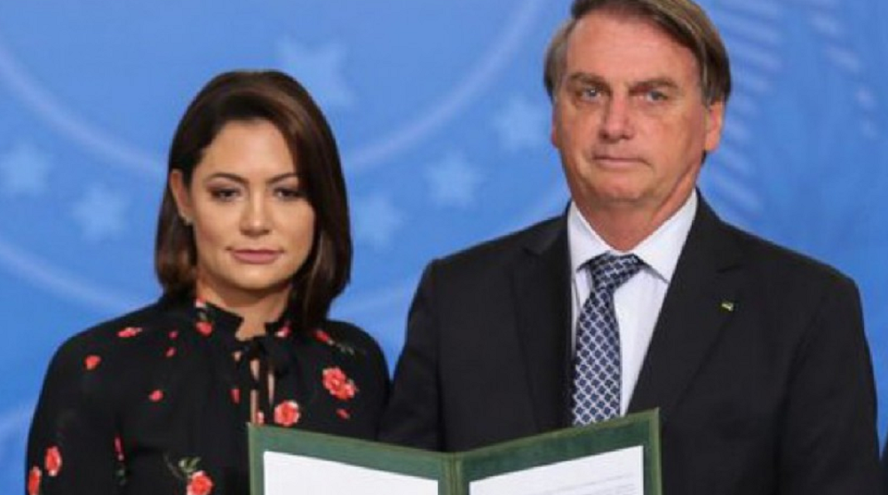 Michelle Bolsonaro e Jair Bolsonaro sérios, lado a lado, sem olhar para foto