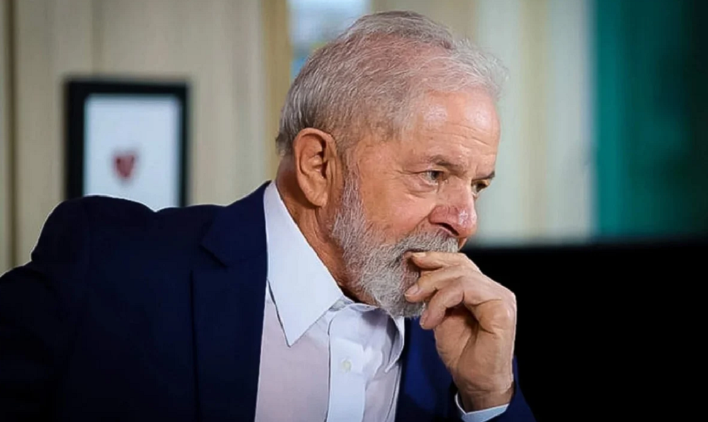 Lula de perfil, com expressão pensativa e cabeça apoiada na mão
