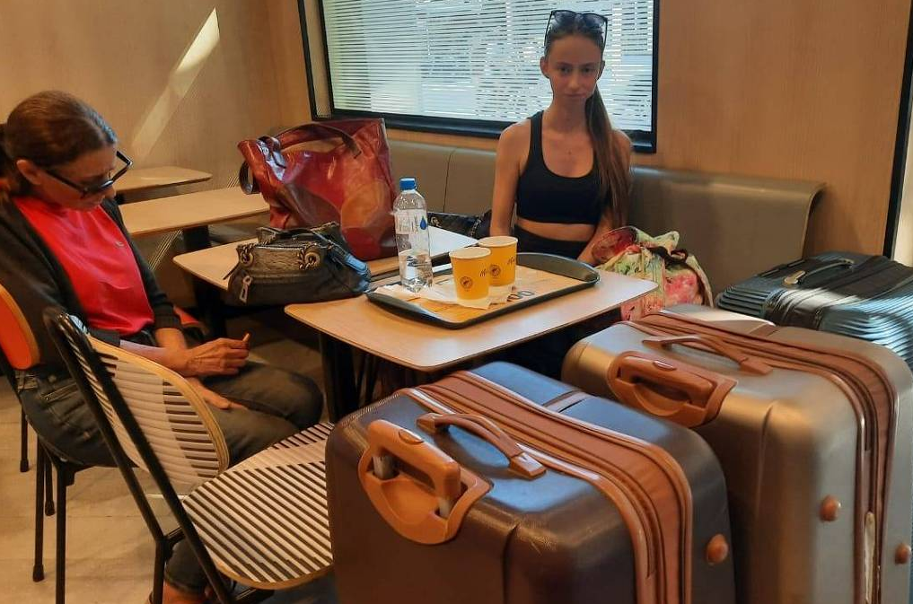 Bruna e Susane Muratori com suas malas no no McDonald's