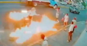 Registro de momento em que cuspidor de fogo incendiou mariachis