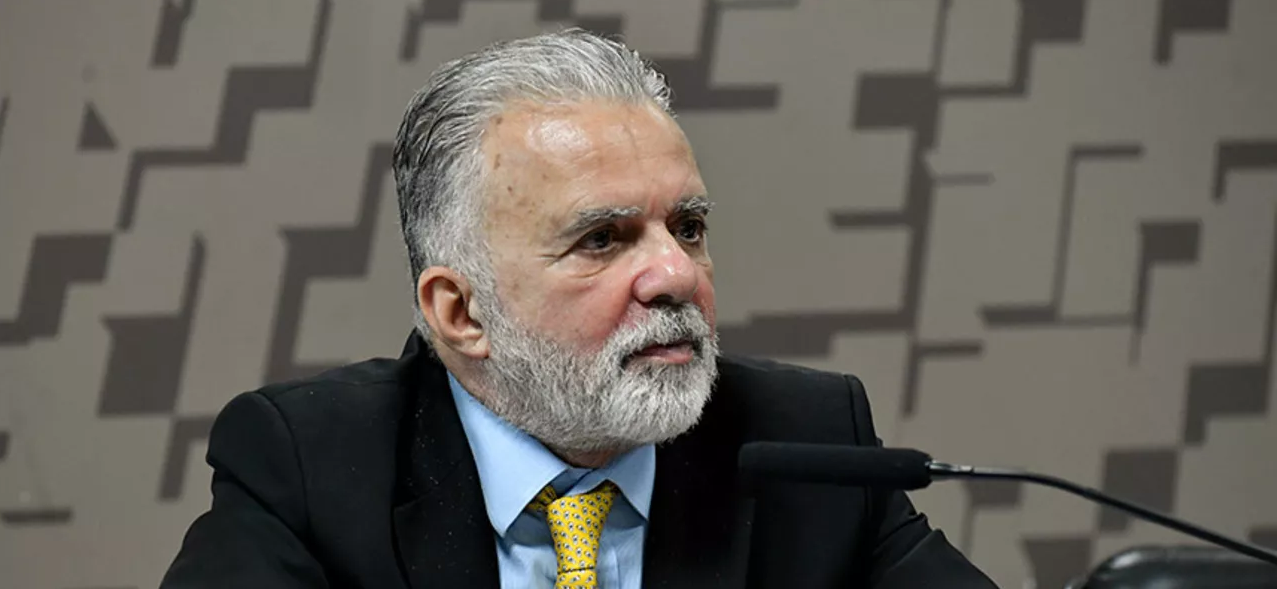 Frederico Meyer, embaixador brasileiro em Israel, olhando para o lado sério, de roupa formal