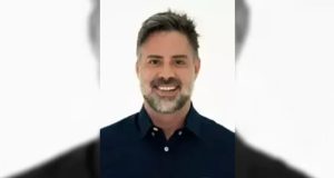 Foto de Alexandre Teixeira de Freitas Rodrigues sorrindo no centro de montagem