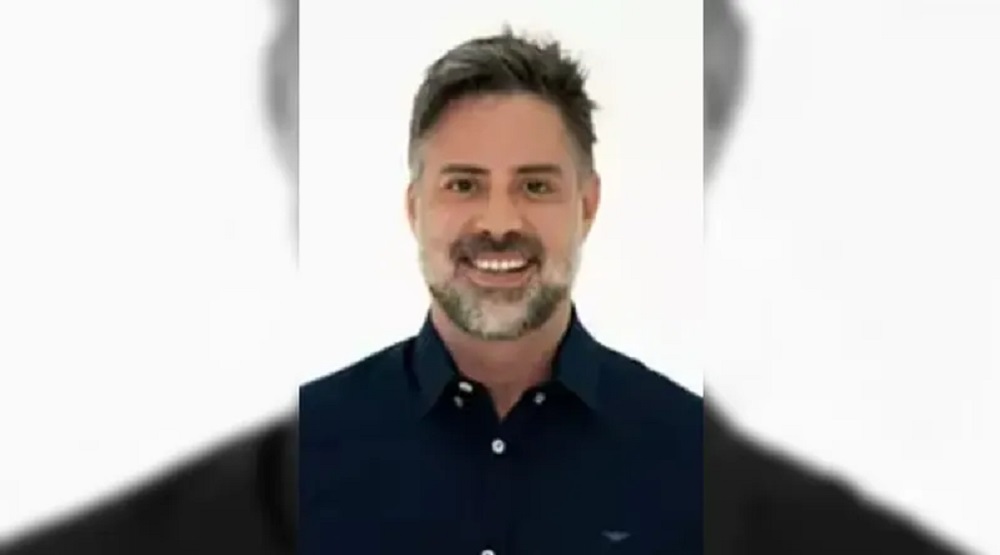 Foto de Alexandre Teixeira de Freitas Rodrigues sorrindo no centro de montagem
