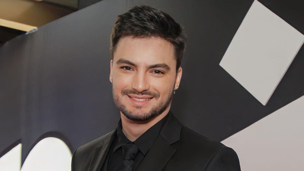 Felipe Neto de roupa preta, sorrindo para foto