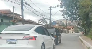 Tesla sendo rebocado por Fiat Uno