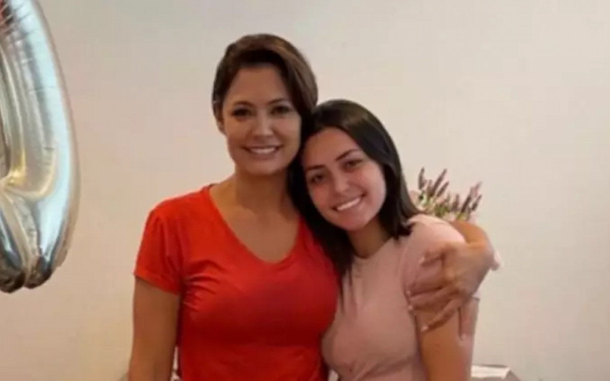 Michelle Bolsonaro e Letícia Firmo posando para foto abraçadas, sorrindo