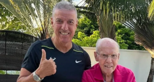 Mário César ao lado do pai, Zagallo, ambos sorrindo para foto