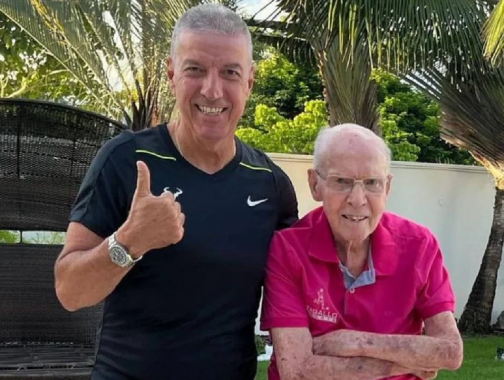Mário César ao lado do pai, Zagallo, ambos sorrindo para foto