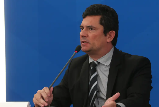 Sergio Moro de perfil, falando em microfone