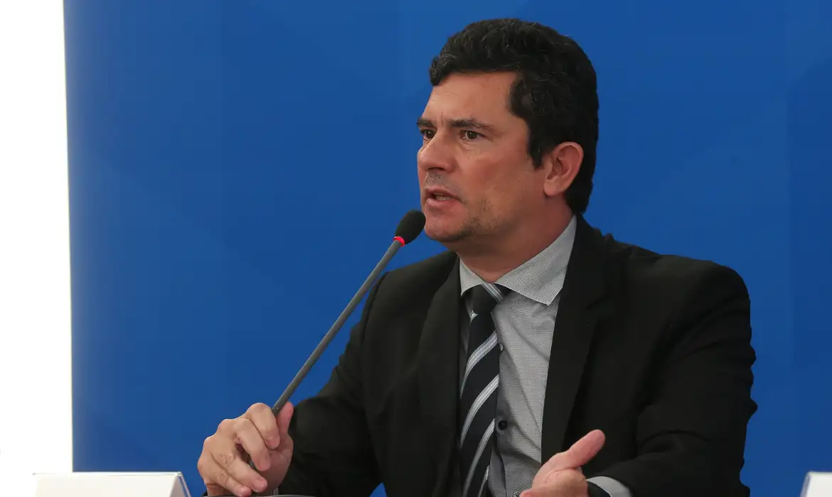 Sergio Moro de perfil, falando em microfone