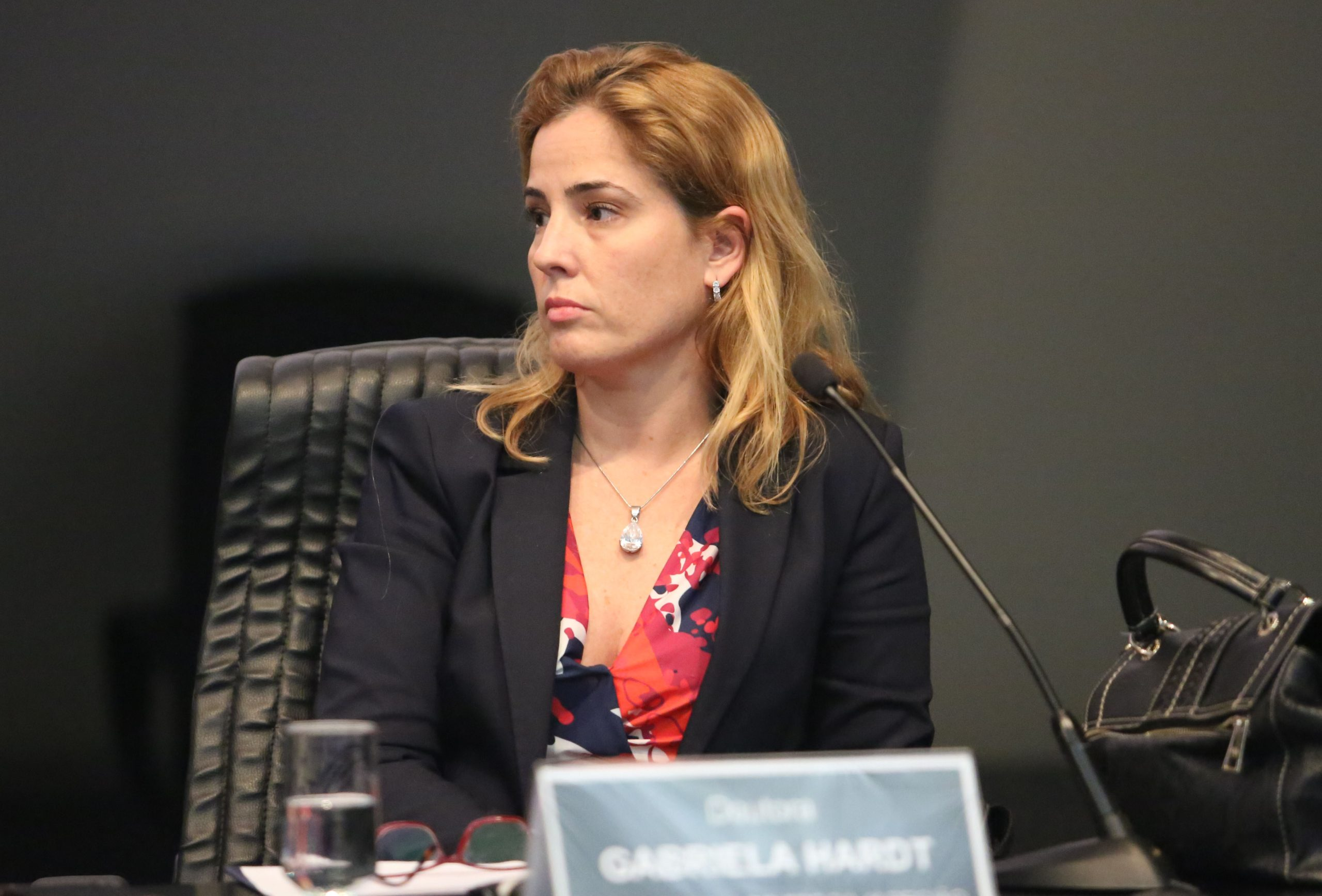 Gabriela Hardt olhando para o lado, séria
