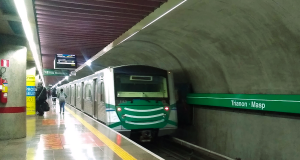 Estação de metrô de SP com trem chegando na plataforma