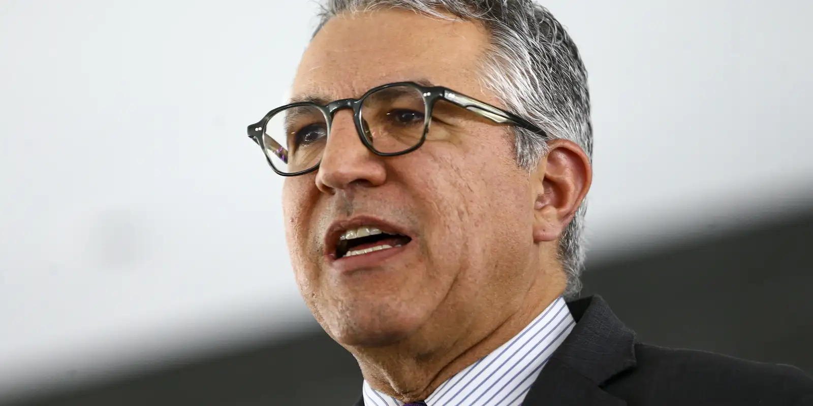 Alexandre Padilha de perfil, falando, de óculos, em close