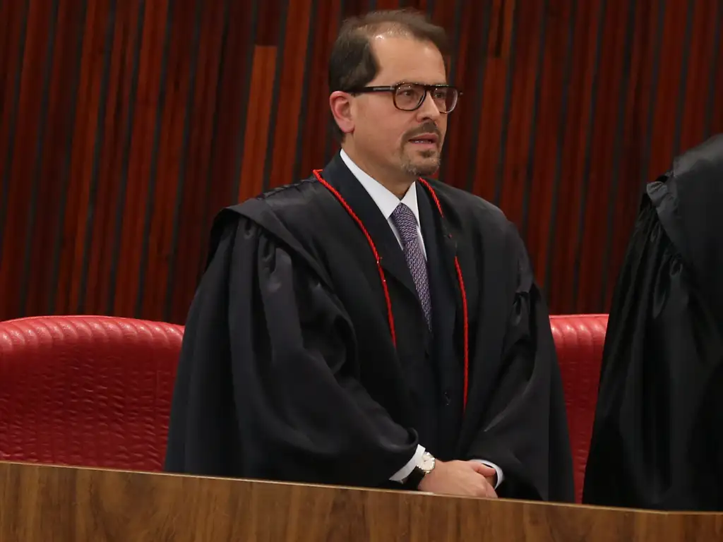Floriano de Azevedo Marques sério, de perfil, em pé