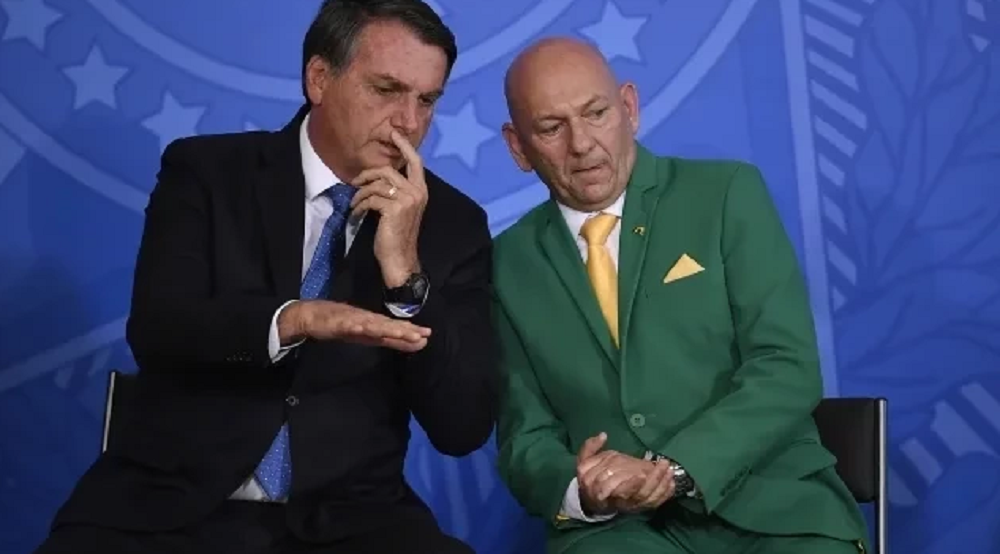 Jair Bolsonaro e Luciano Hang sentados lado a lado, conversando