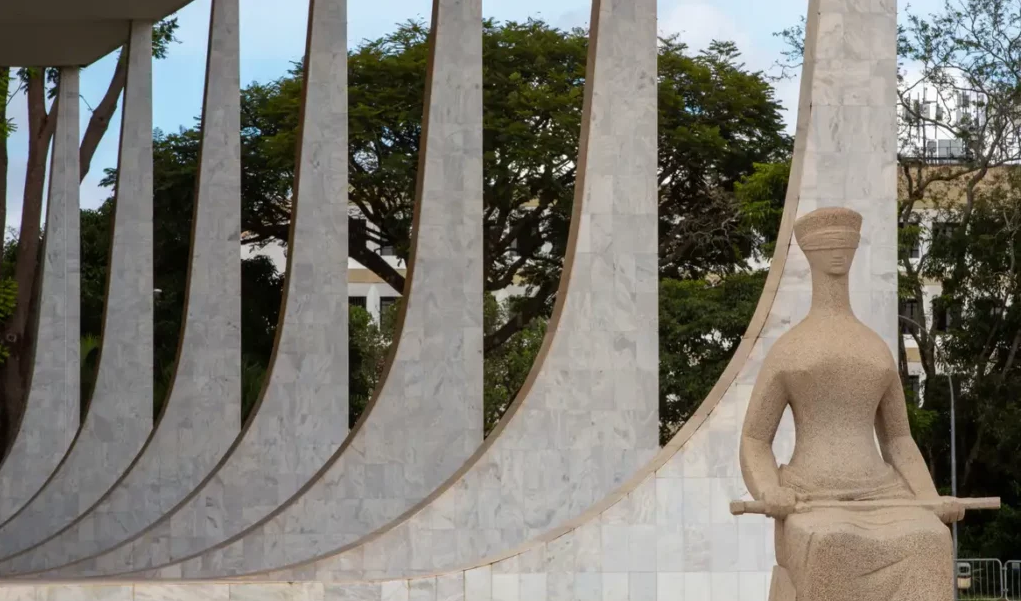 Estátua na fachada do STF