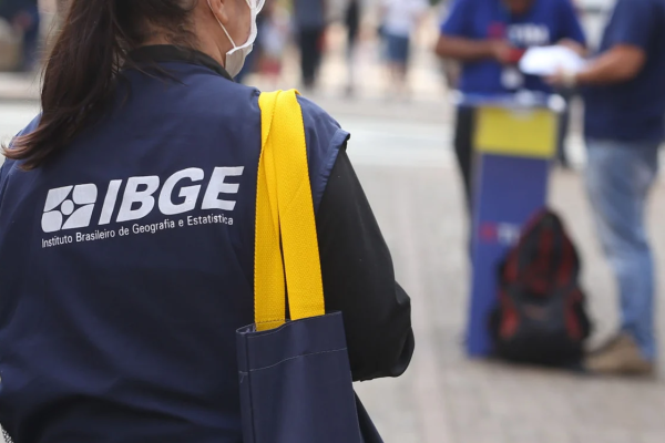 Agente do IBGE de costas, de rabo de cavalo