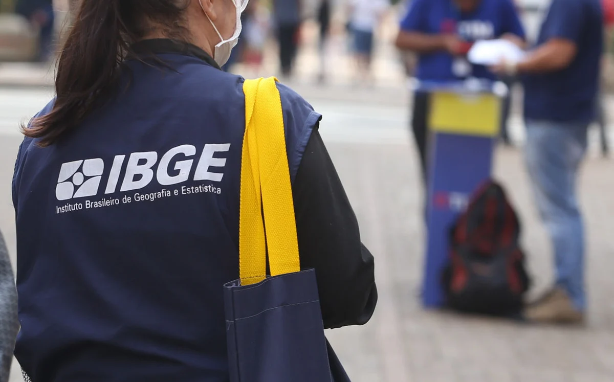 Agente do IBGE de costas, de rabo de cavalo