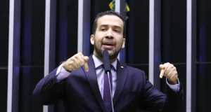 André Janones na Câmara dos Deputados, falando e gesticulando