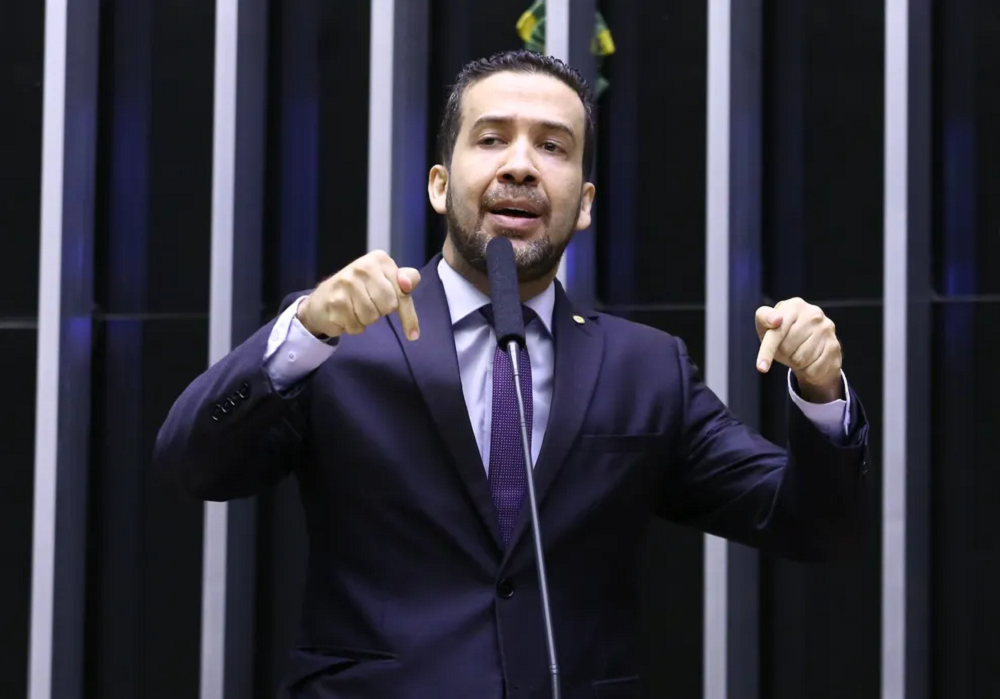 André Janones na Câmara dos Deputados, falando e gesticulando