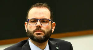 Jorge Seif de óculos, com expressão séria