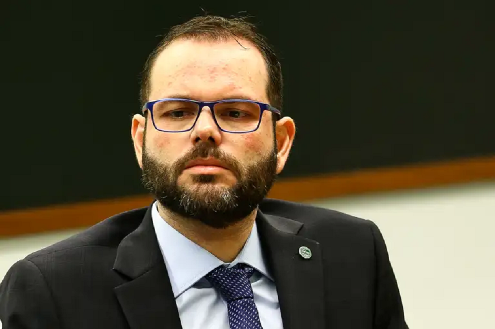 Jorge Seif de óculos, com expressão séria