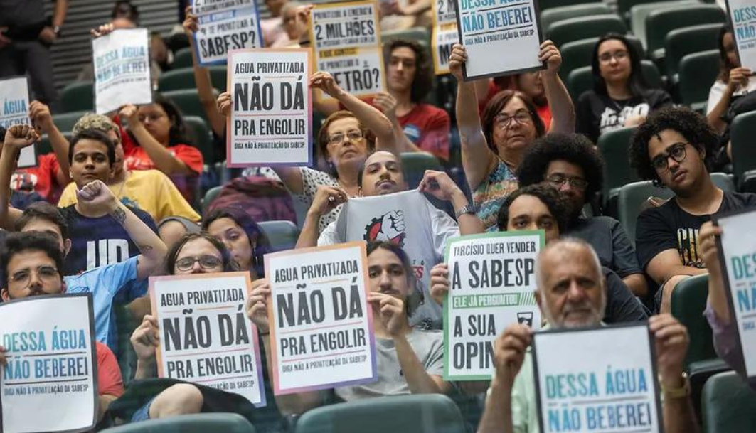 Parlamentares com cartazes se manifestando na Alesp